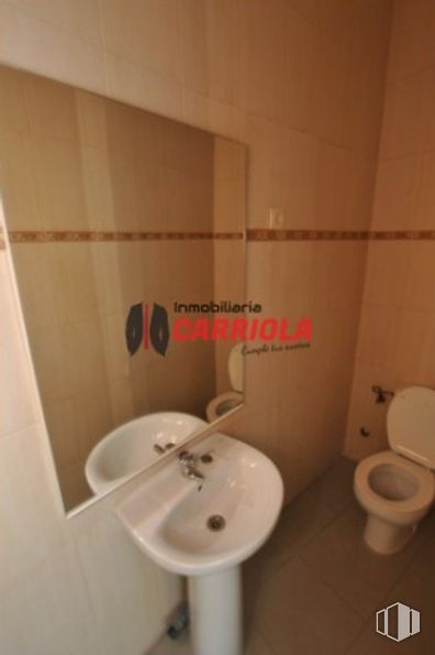 Retail for sale at Calle Juan Segura, 19, Gerindote, Toledo, 45518 with toilet, sink, plumbing fixture, tap, bathroom sink, bathroom, wood, house, fluid and toilet seat around