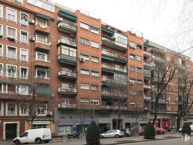 Retail for sale at Calle Embajadores, Arganzuela, Madrid, 28045 with building, car, property, window, tire, wheel, vehicle, sky, tower block and urban design around