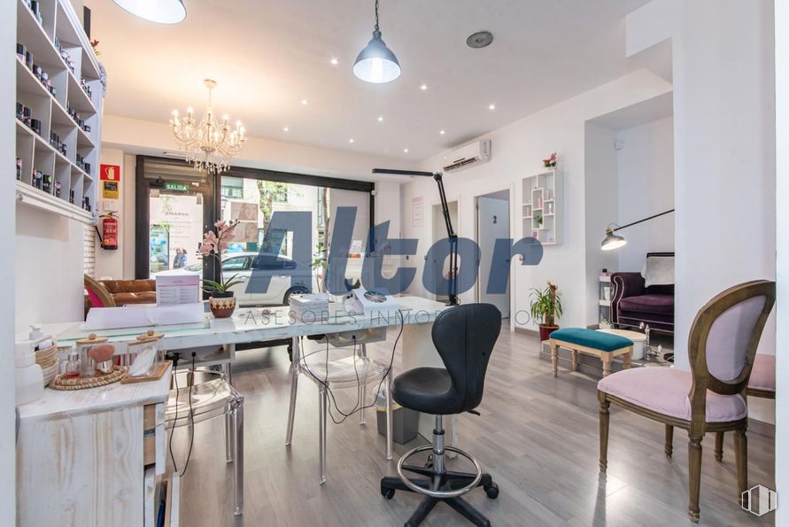 Local en alquiler y venta en Calle Fray Luis De León, Arganzuela, Madrid, 28012 con silla, lámpara, alumbrado, candelabro, mueble, interiorismo, suelos, suelo, techo y apartamento alrededor