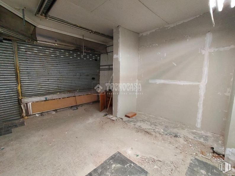 Local en alquiler y venta en Calle Villamil, Móstoles, Madrid, 28934 con mueble, piso, suelo, accesorio, material compuesto, edificio, casa, madera, techo y hormigón alrededor