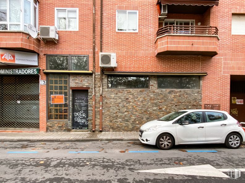 Local en venta en Calle Río Guadarrama, 10, Collado Villalba, Madrid, 28400 con coche, ventana, neumático, edificio, rueda, vehículo, propiedad, iluminación automotriz, diseño automotriz y neumático automotriz alrededor