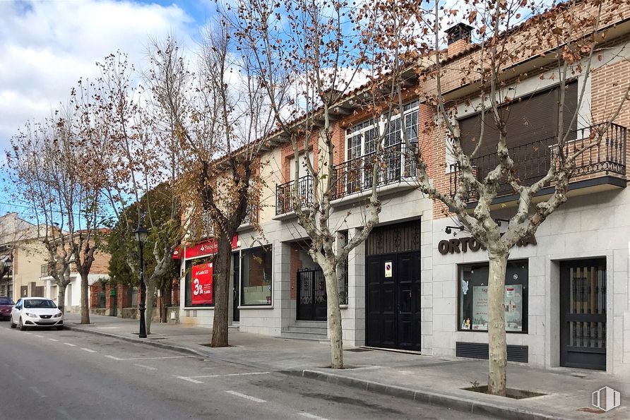 Retail for rent at Paseo Santa Teresa, 6, Navas del Rey, Madrid, 28695 with window, door, building, sky, cloud, tree, plant, vehicle, urban design and road surface around