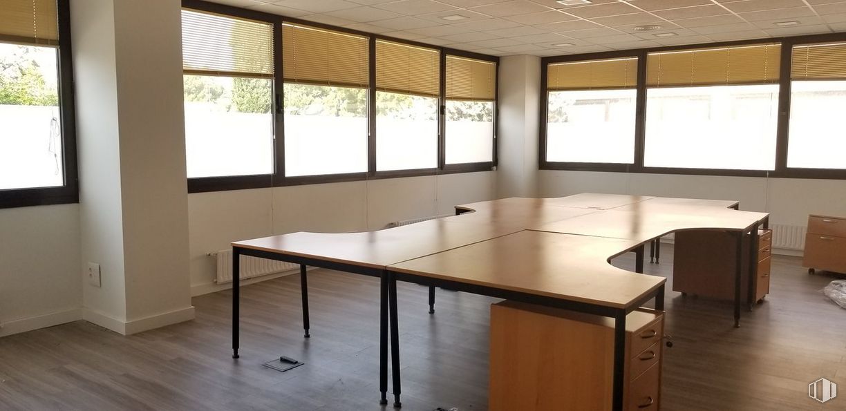 Office for rent at Zona Yucatán, Las Rozas de Madrid, Madrid, 28231 with window, table, furniture, building, fixture, chair, wood, interior design, floor and shade around