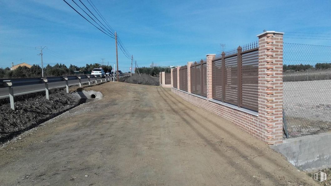 Land for sale at Carretera CM-4004, Yuncos, Toledo, 45210 with sky, road surface, asphalt, composite material, residential area, slope, landscape, road, wood and building around