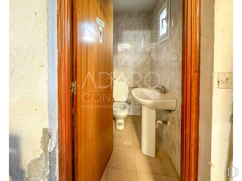 Industrial for sale at Calle Timanfaya, Humanes de Madrid, Madrid, 28970 with toilet, sink, flooring, floor, wood stain, hardwood, plywood, home door, plaster and tile flooring around