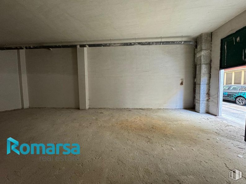 Local en venta en Calle Alhóndiga, Piedrahíta, Ávila, 05500 con neumático, rueda, vehículo, suelo, suelos, accesorio, luz de estacionamiento, tintes y matices, techo y hall alrededor