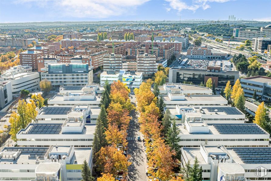 Oficina en alquiler en Ronda Poniente, 3, Tres Cantos, Madrid, 28760 con edificio, nube, cielo, durante el día, infraestructura, naturaleza, mundo, bloque de pisos, árbol y diseño urbano alrededor