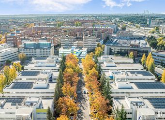 Oficina en alquiler en Ronda Poniente, 3, Tres Cantos, Madrid, 28760 con edificio, nube, cielo, durante el día, infraestructura, naturaleza, mundo, bloque de pisos, árbol y diseño urbano alrededor