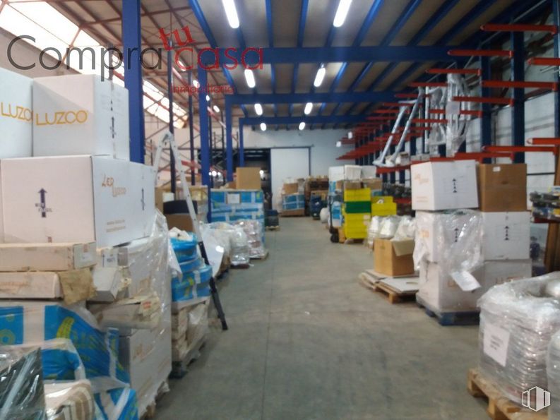 Industrial for sale at Polígono Industrial Hontoria, Segovia, 40195 with packaged goods, wood, motor vehicle, floor, shipping box, mass production, flooring, gas, warehouse and engineering around