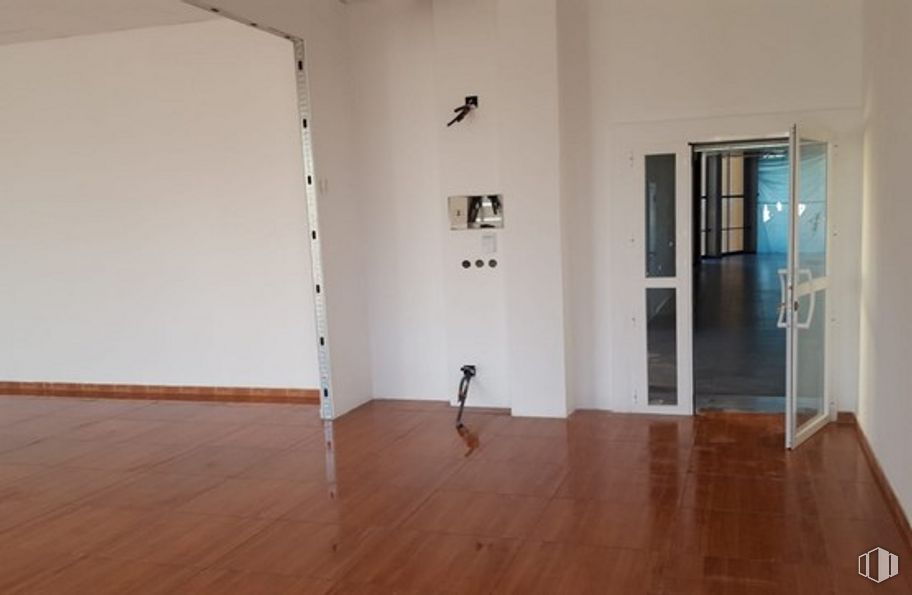 Retail for sale at Calle Virgen de la Vega, s/n, Cabanillas del Campo, Guadalajara, 19171 with door, building, wood, hall, window, flooring, house, floor, wood stain and laminate flooring around