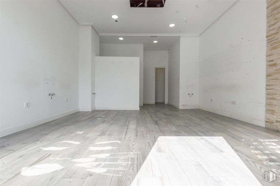 Retail for sale at Calle Almería, Alcalá de Henares, Madrid, 28804 with property, fixture, wood, interior design, flooring, floor, hall, composite material, ceiling and building material around