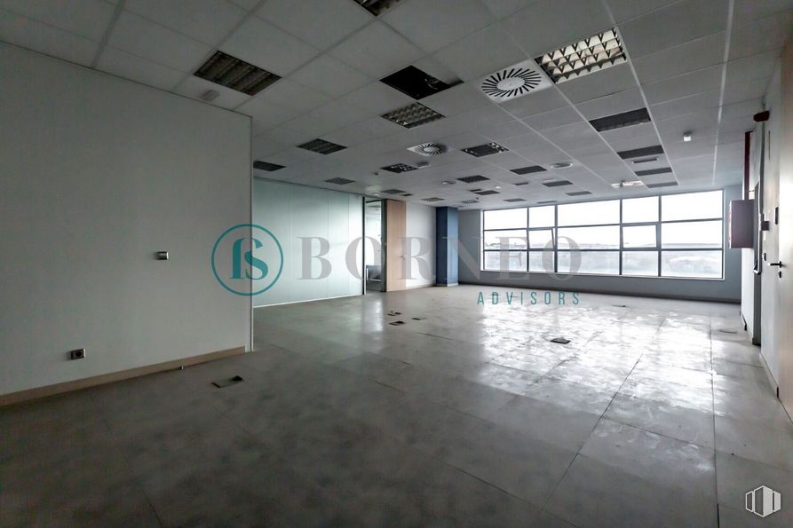 Industrial for rent at Edificio Novosur, Avenida Rosales, 42, Villaverde, Madrid, 28041 with window, fixture, interior design, floor, building, hall, flooring, art, ceiling, glass and space around