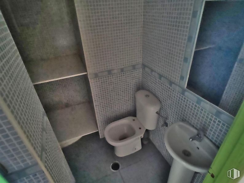 Retail for sale at Calle Manacor, 3, Humanes de Madrid, Madrid, 28970 with toilet, sink, property, toilet seat, plumbing fixture, bathroom, purple, flooring, floor and household supply around