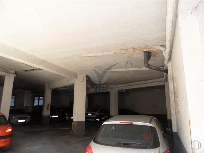 Retail for sale & for rent at Barrio Los Tiradores, Cuenca, 16001 with car, automotive parking light, land vehicle, vehicle, automotive tail & brake light, automotive lighting, automotive design, motor vehicle, building and automotive exterior around