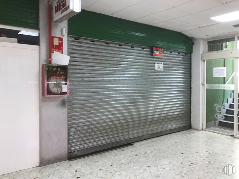 Local en alquiler y venta en Calle Holanda, 2, Fuenlabrada, Madrid, 28943 con accesorio, material compuesto, gas, pintura, edificio, puerta, hormigón, fachada, suelo y ladrillo alrededor