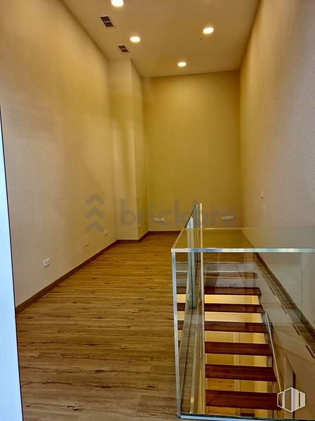 Retail for sale at Calle General Pardiñas, Salamanca, Madrid, 28006 with fixture, wood, interior design, floor, flooring, building, paint, door, stairs and rectangle around