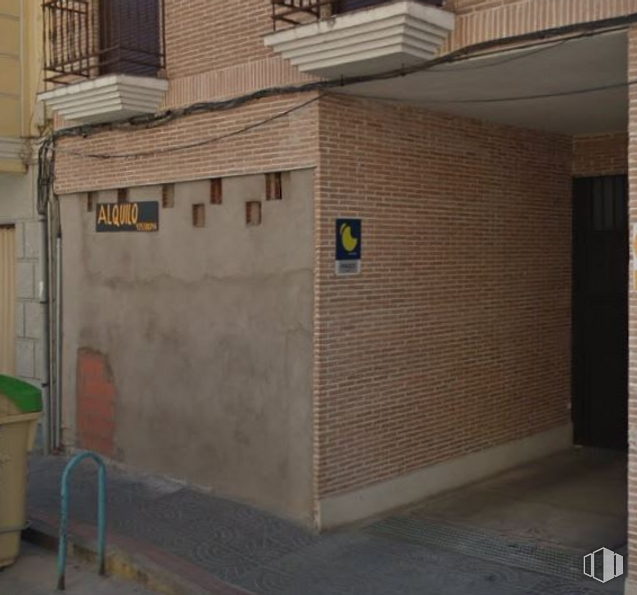 Retail for sale at Plaza Comuneros, Mora, Toledo, 45400 with waste container, building, shade, road surface, brickwork, brick, facade, gas, window and urban design around