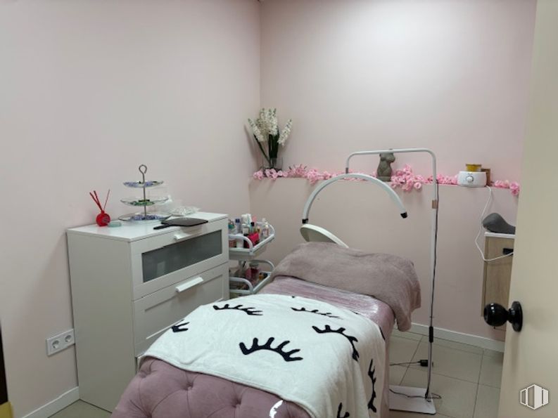 Local en alquiler en Calle Ferraz, Moncloa - Aravaca, Madrid, 28008 con cama, mesita de noche, cajonera, archivador, mueble, rosa, cuidado personal, clínica, cosméticos y dormitorio alrededor