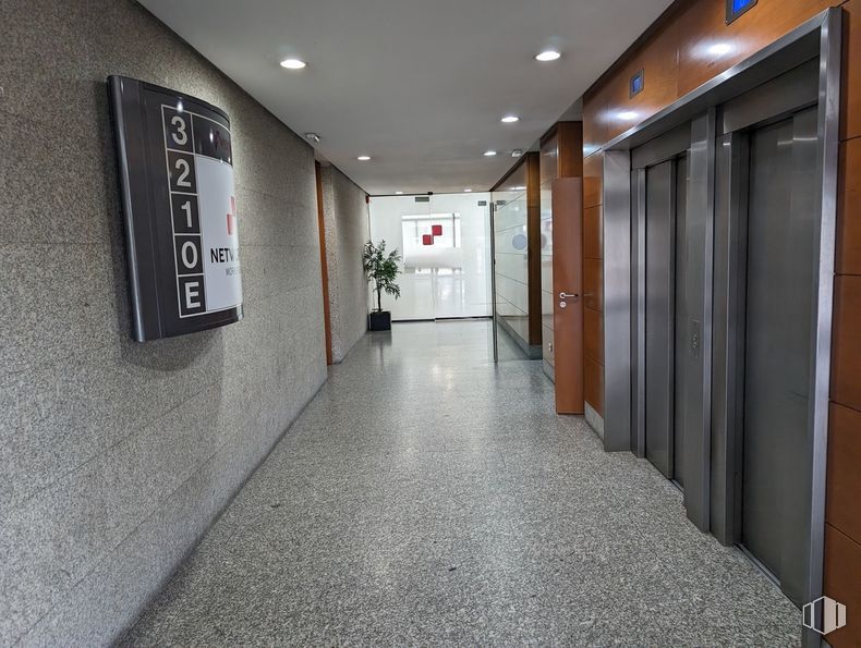 Oficina en alquiler en Avenida Europa, 14, Alcobendas, Madrid, 28108 con propiedad, accesorio, interiorismo, edificio, suelo, suelos, pared, puerta, techo y hall alrededor