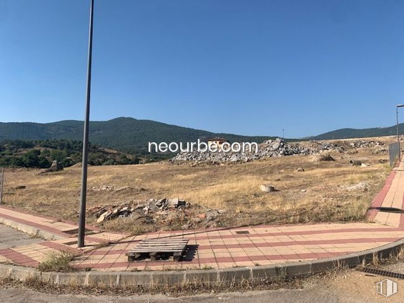 Land for sale at Calle Puente Pasil, El Tiemblo, Ávila, 05270 with sky, slope, land lot, asphalt, road surface, mountain, landscape, mountainous landforms, wood and road around