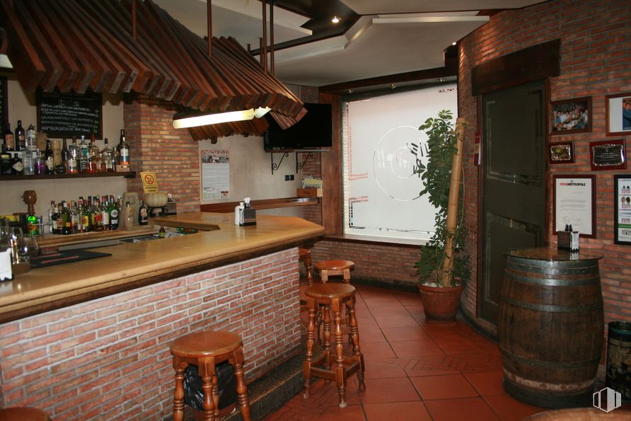 Retail for sale at Calle Salud, El Molar, Madrid, 28710 with stool, barrel, property, wood, countertop, interior design, drinking establishment, barware, plant and hardwood around