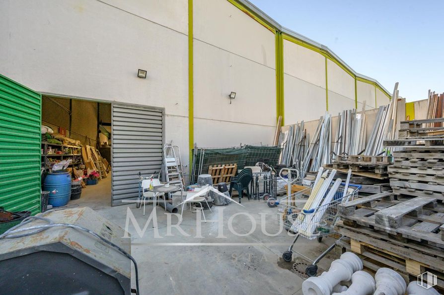 Industrial for sale at Calle Costa del Sol, Yuncos, Toledo, 45210 with composite material, metal, iron, building material, factory, engineering, steel, aluminium and warehouse around