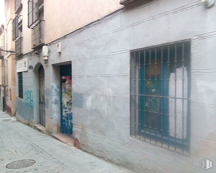 Retail for rent at Calle Escuderos, 20, Segovia, 40003 with window, door, building, house, fixture, road surface, facade, art, paint and city around