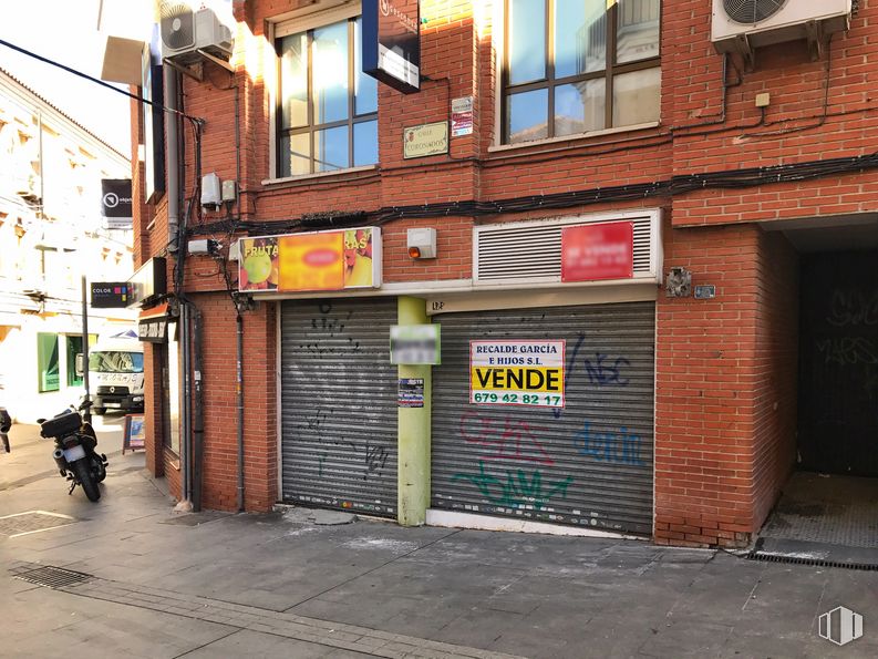 Local en alquiler y venta en Calle Coronados, 10, Pinto, Madrid, 28320 con ventana, edificio, motocicleta, neumático, rueda, infraestructura, accesorio, ladrillo, superficie de carretera y albañilería alrededor