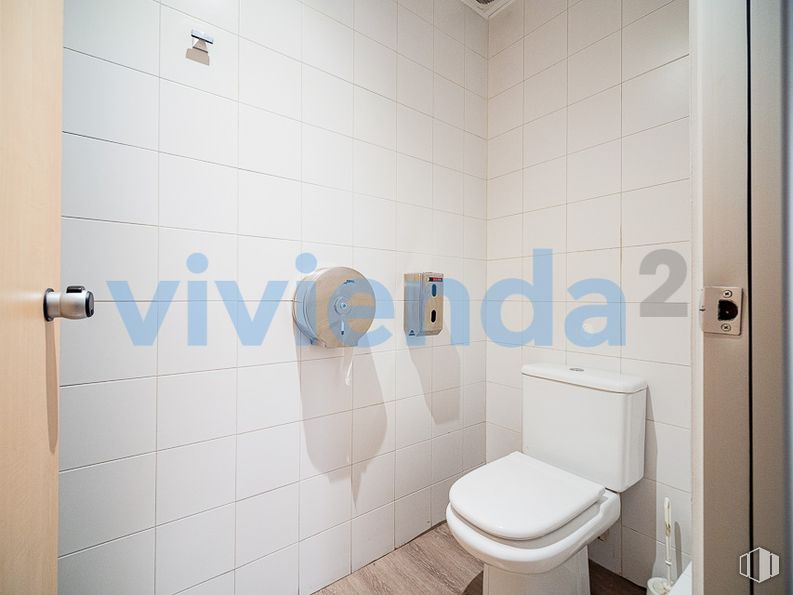 Nave en alquiler en Zona Valdefuentes, Hortaleza, Madrid, 28033 con inodoro, producto, cuarto de baño, accesorio, edificio, suelo, pared, material compuesto, suelos y fuente alrededor