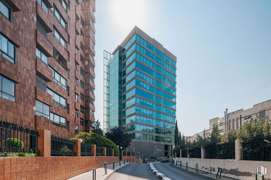 Office for rent at Torre Spínola, Cardenal Marcelo Spinola, 42, Chamartín, Madrid, 28016 with building, sky, daytime, plant, window, infrastructure, skyscraper, tree, tower block and urban design around