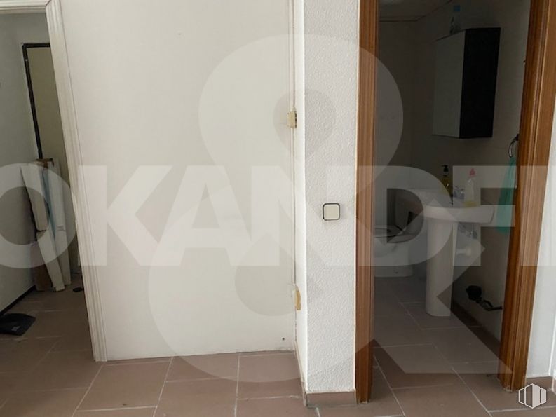 Office for rent at Ronda Buenavista, Toledo, 45005 with plumbing fixture, door, fixture, bathroom, wood, house, toilet, building, flooring and floor around