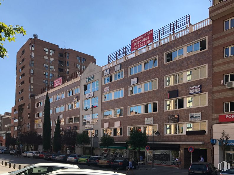 Oficina en venta en Zona El Carrascal, Leganés, Madrid, 28916 con edificio, planta, cielo, tiempo de día, ventana, bloque de pisos, diseño urbano, condominio, árbol y barrio residencial alrededor