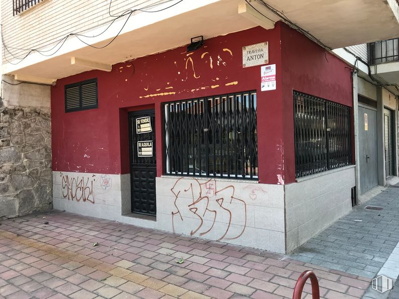 Retail for sale at Travesía Antón, 1, Moralzarzal, Madrid, 28411 with window, building, fixture, font, building material, facade, composite material, road surface, flooring and sidewalk around