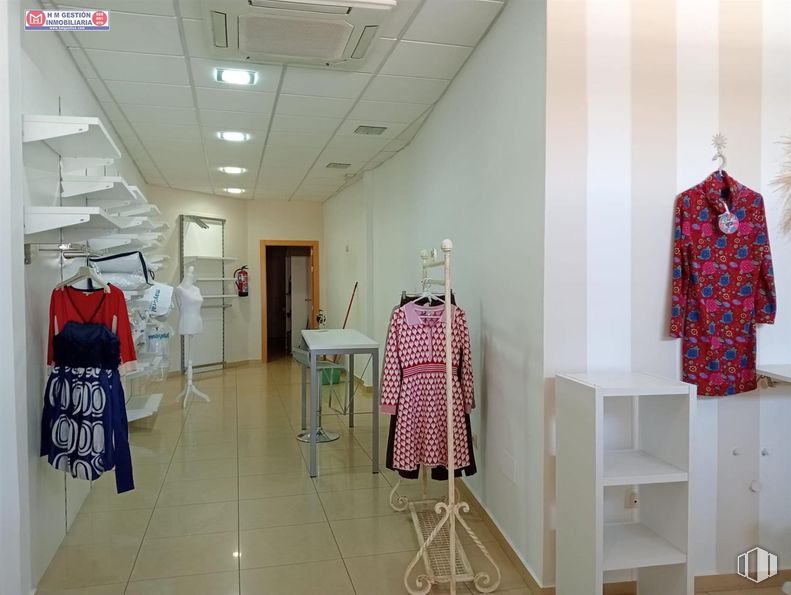 Retail for sale at Zona centro, Villafranca de los Caballeros, Toledo, 45730 with clothing, outerwear, dress, top, furniture, property, sleeve, interior design, fixture and line around