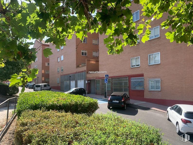 Retail for sale at Calle Agustín Rodríguez Sahagun, Ávila, 05003 with car, window, building, plant, tire, wheel, vehicle, property, tree and road surface around