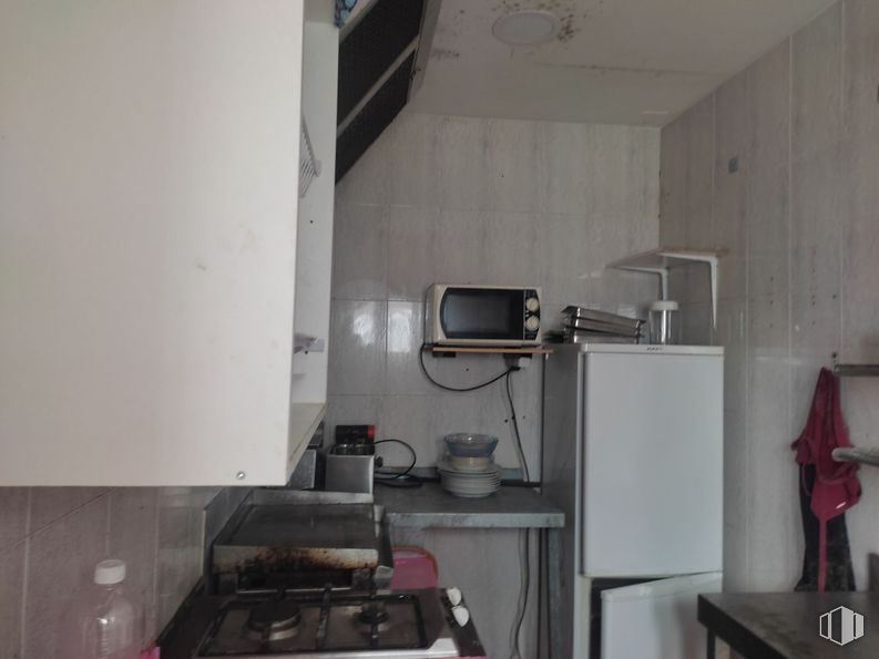 Local en venta en Calle Peña Hoyuela, 2, El Boalo, Madrid, 28413 con horno microondas, refrigerador, botella, estufa de gas, aparato de cocina, electrodoméstico, mesa, propiedad, edificio y ebanistería alrededor