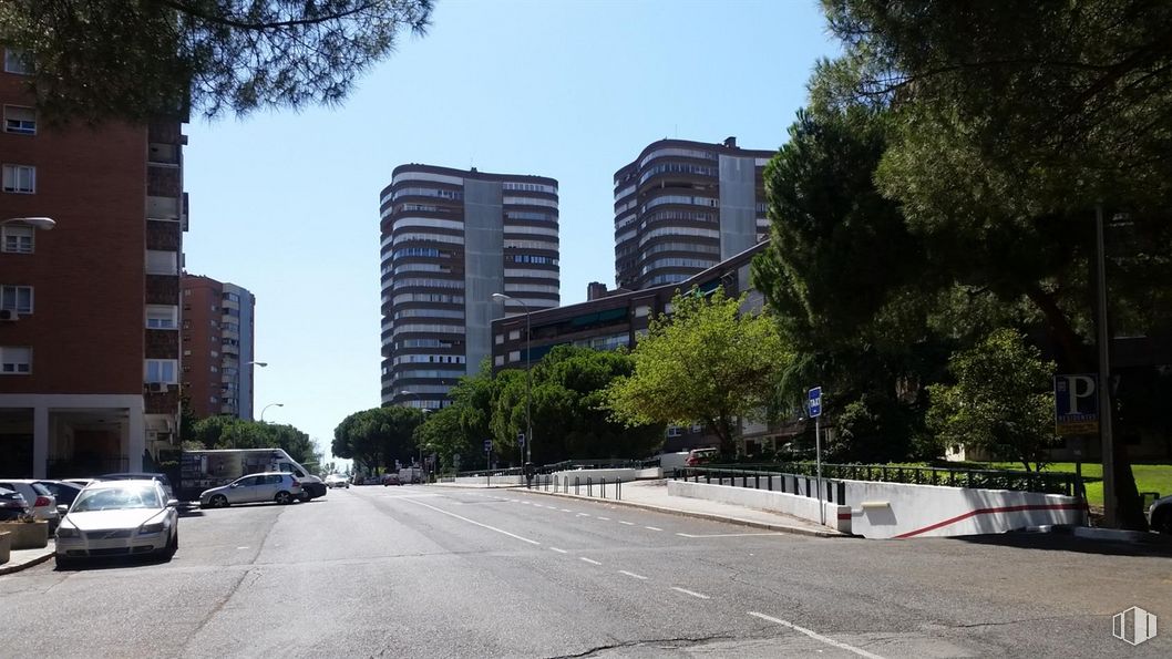 Local en venta en Calle Condado de Treviño, Ciudad Lineal, Madrid, 28033 con coche, edificio, cielo, rascacielos, vehículo, infraestructura, superficie de la carretera, árbol, asfalto y diseño urbano alrededor