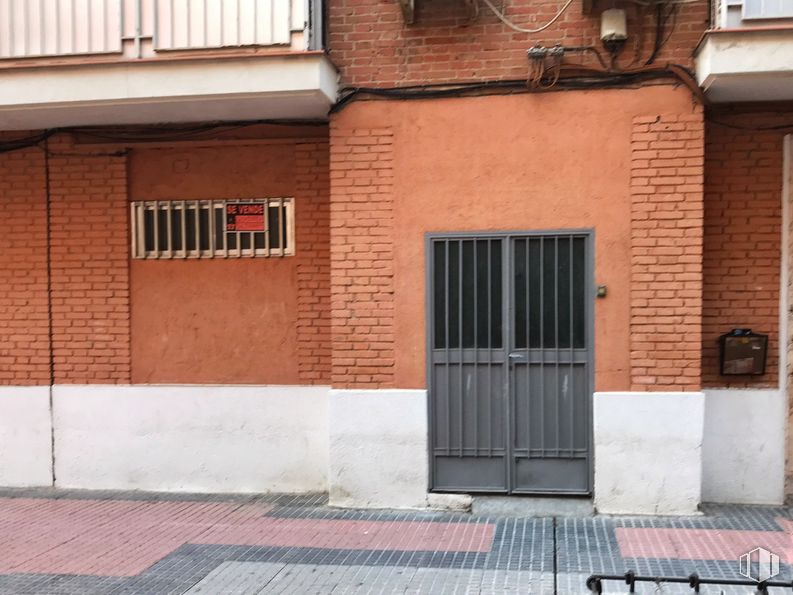 Local en venta en Calle Mallorca, 12, Leganés, Madrid, 28913 con puerta, ventana, madera, accesorio, barrio, superficie de la carretera, albañilería, fachada, propiedad material y ladrillo alrededor