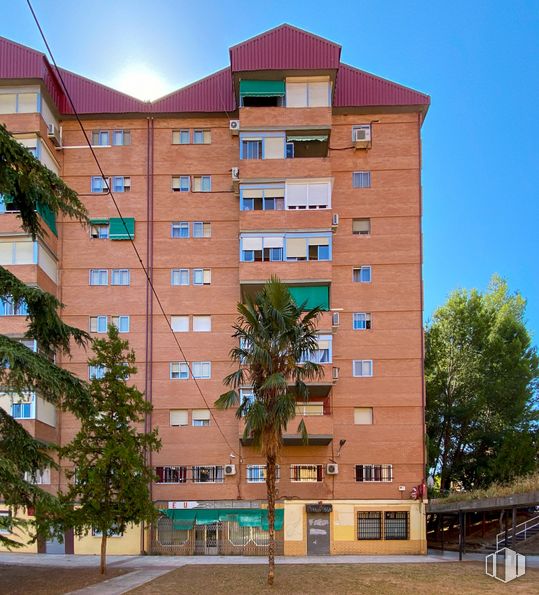 Retail for sale at Calle General Moscardó Guzmán, 14, Guadalajara, 19004 with building, sky, daytime, property, window, tree, urban design, tower block, neighbourhood and condominium around