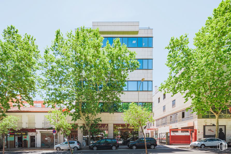 Office for rent at Calle Alcalá, 498, San Blas - Canillejas, Madrid, 28027 with car, building, wheel, land vehicle, tire, sky, daytime, vehicle, infrastructure and window around