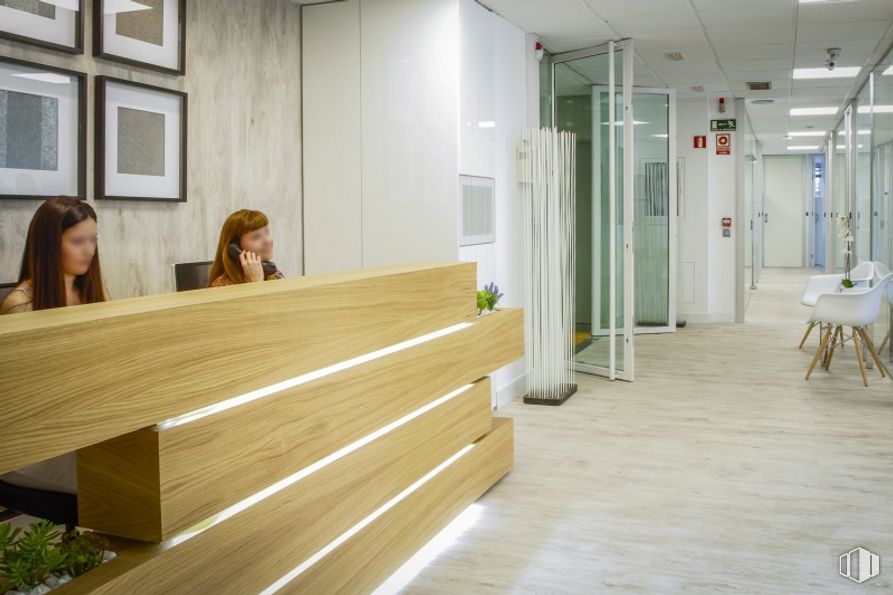 Oficina en alquiler en Paseo Castellana, 91, Tetuán, Madrid, 28046 con persona, mueble, silla, marco, madera, encendiendo, diseño de interiores, piso, suelo, edificio, suelo laminado, tinte para madera, barniz y mesa de trabajo alrededor