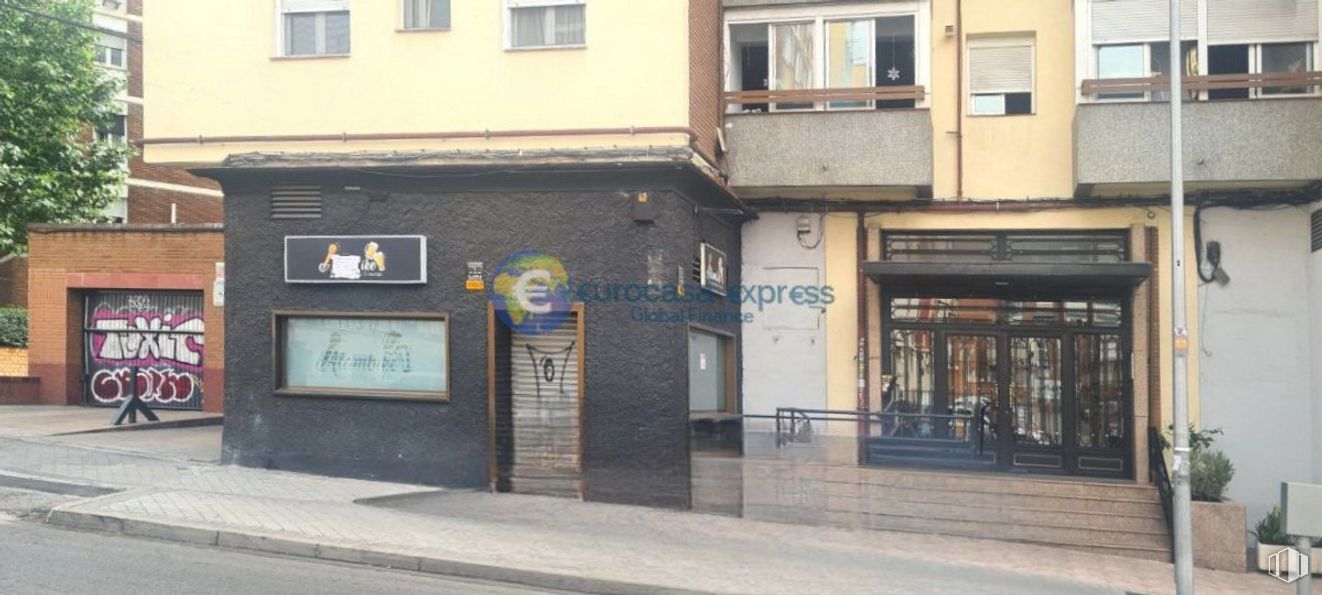 Local en alquiler en Moratalaz - La Elipa, Ciudad Lineal, Madrid, 28017 con ventana, edificio, superficie de la carretera, accesorio, fachada, ciudad, acera, carretera, asentamiento humano y madera alrededor