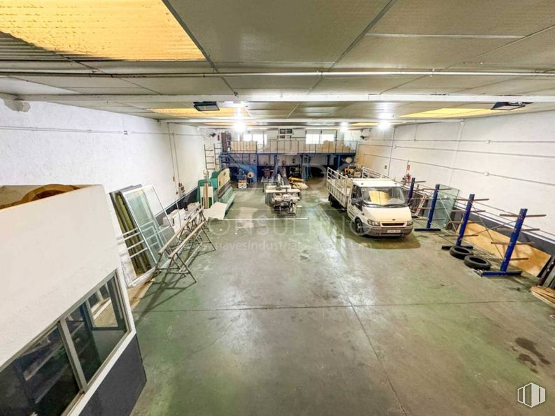 Industrial for sale at Calle Almería, Humanes de Madrid, Madrid, 28970 with ceiling, flooring, floor, lighting, hall, fluorescent lamp, light fixture, workshop, parking and parking lot around