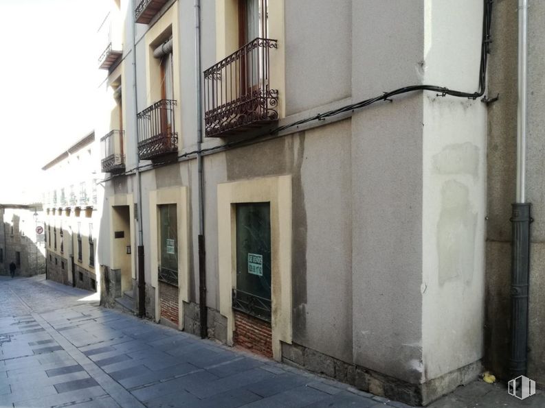 Retail for sale at Plaza Mercado Chico, Ávila, 05001 with road surface, window, building, door, road, facade, city, sky, alley and wood around