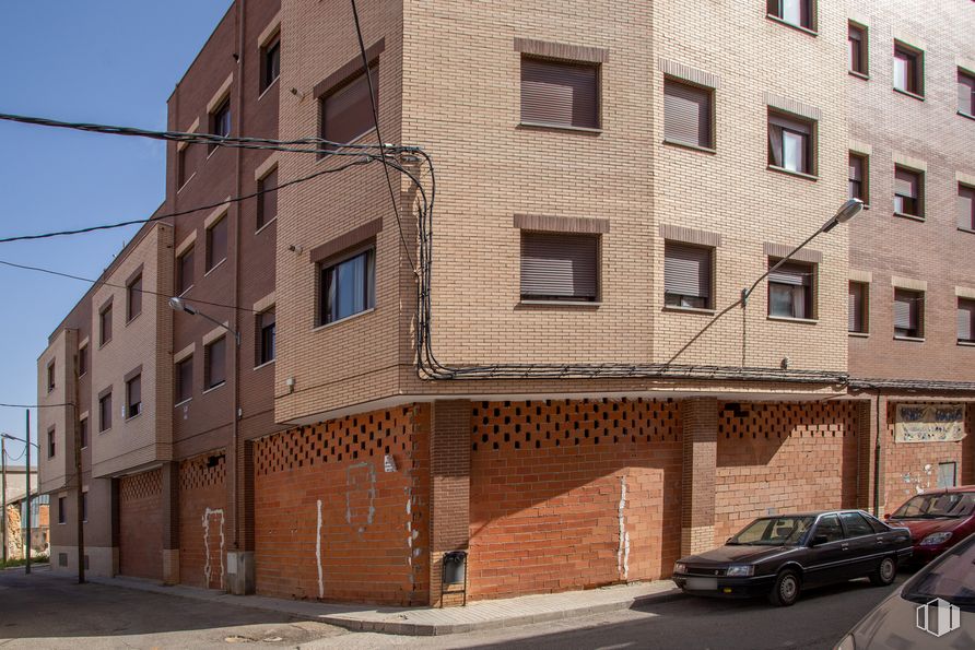 Retail for sale at Calle Mayor Villar, Ocaña, Toledo, 45300 with car, window, building, property, tire, wheel, sky, architecture, wood and vehicle around