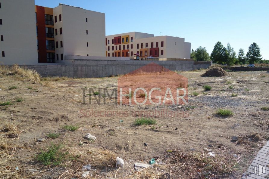 Land for sale at Área Hervencias - Dehesa del Pinar, Ávila, 05002 with building, sky, property, plant, window, land lot, tree, grass, landscape and groundcover around