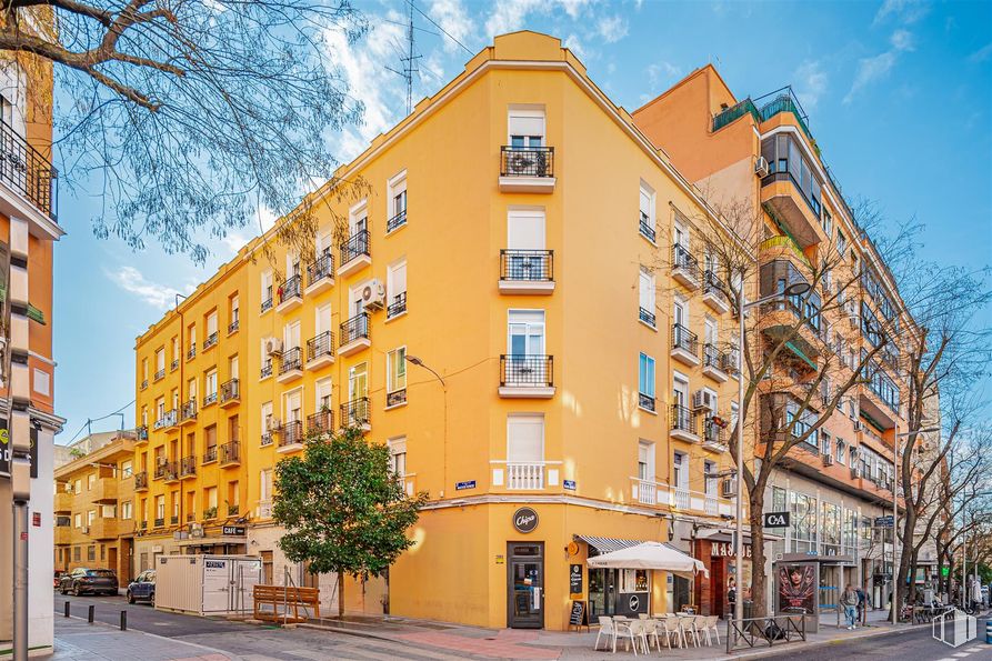 Retail for rent at Calle Bravo Murillo, Tetuán, Madrid, 28020 with building, sky, window, plant, cloud, tree, urban design, tower block, condominium and neighbourhood around