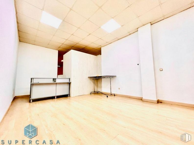 Retail for sale & for rent at Ronda Buenavista, Toledo, 04005 with table, furniture, wood, fixture, hall, interior design, building, flooring, floor and wall around