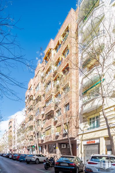 Oficina en venta en Zona Goya, Salamanca, Madrid, 28001 con coche, edificio, rueda, neumático, vehículo terrestre, cielo, vehículo, azul, infraestructura y bloque de pisos alrededor