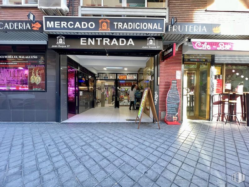 Retail for sale at Calle Juan Duque, Arganzuela, Madrid, 28005 with building, window, door, sidewalk, city, facade, road surface, retail, road and shopping around